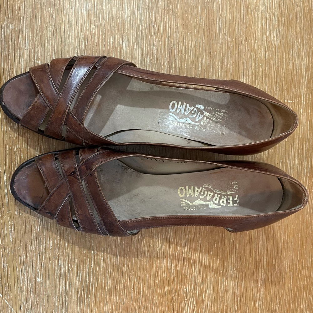 Vintage Ferragamo low heel open toe sandals 9.5